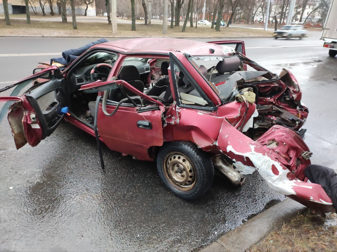 ДТП у Харкові: водій протаранив стоб і опинився в лікарні